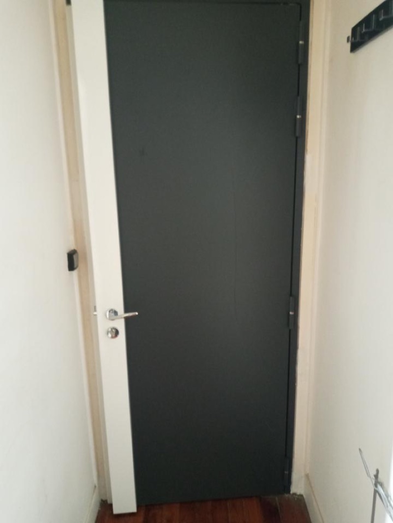 Porte d'appartement anthracite dans son huisserie claire, poignée chromée et rosace de cylindre, après remplacement du cylindre Héraclès Y8 — Auteuil, Paris 16e