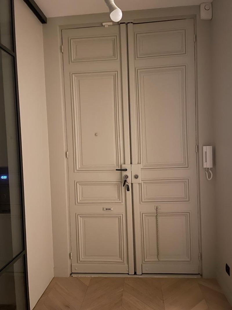 Porte d'entrée à double vantail en panneaux moulurés, béquille et cylindre au centre, équipée d'une serrure 3 points Reelax — Boulogne-Billancourt
